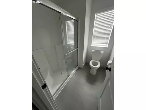 Bath - 2574 Brackenfern Rd, Eugene, OR 97403 photo 3 of 3