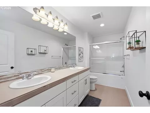 Bath - 2574 Brackenfern Rd, Eugene, OR 97403 photo 7 of 7