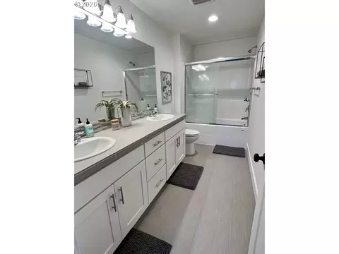Bath - 2574 Brackenfern Rd, Eugene, OR 97403 photo 1 of 3