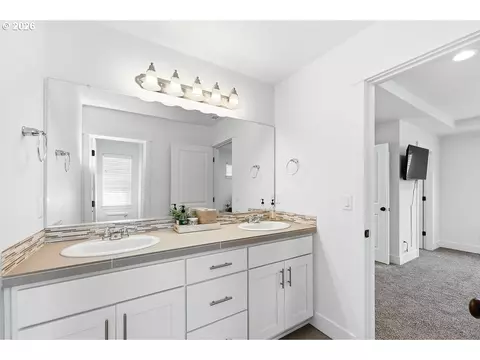 Bath - 2574 Brackenfern Rd, Eugene, OR 97403 photo 6 of 7
