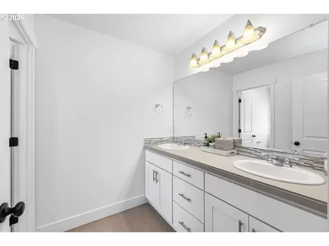 Bath - 2574 Brackenfern Rd, Eugene, OR 97403 photo 4 of 7