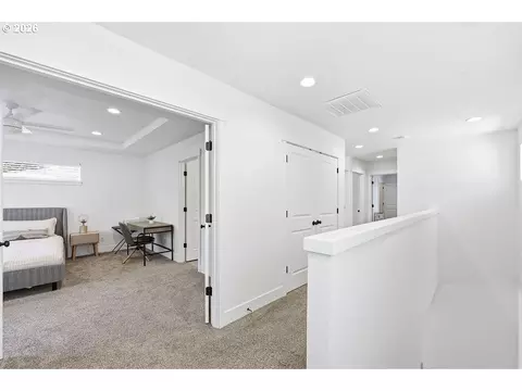 Entry Way - 2574 Brackenfern Rd, Eugene, OR 97403 photo 2 of 2