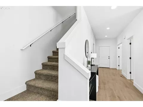 Entry Way - 2574 Brackenfern Rd, Eugene, OR 97403 photo 1 of 2