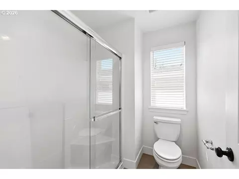 Bath - 2574 Brackenfern Rd, Eugene, OR 97403 photo 5 of 7