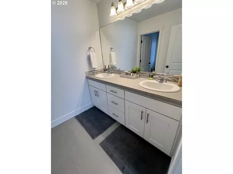 Bath - 2574 Brackenfern Rd, Eugene, OR 97403 photo 2 of 3