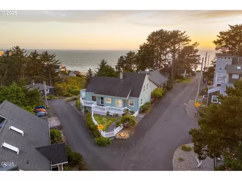 870 SW 10th St, Lincoln City, OR 97367