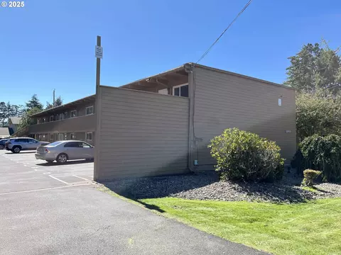 1260 10th St #23, Florence, OR 97439
