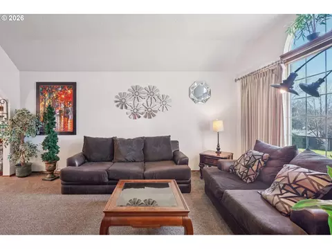 Living - 800 SE Greenway Dr, Gresham, OR 97080 photo 2 of 3