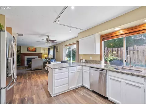 Kitchen - 800 SE Greenway Dr, Gresham, OR 97080 photo 3 of 4