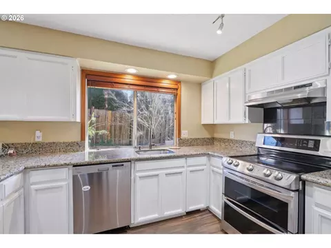Kitchen - 800 SE Greenway Dr, Gresham, OR 97080 photo 4 of 4