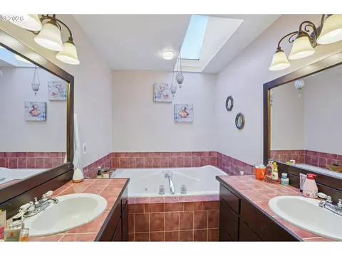 Bath - 800 SE Greenway Dr, Gresham, OR 97080 photo 2 of 4