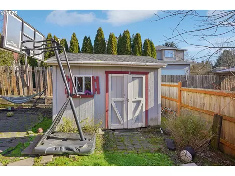Exterior - 800 SE Greenway Dr, Gresham, OR 97080 photo 7 of 8