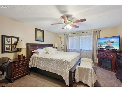 Bedroom - 800 SE Greenway Dr, Gresham, OR 97080 photo 1 of 5