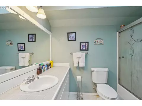 Bath - 800 SE Greenway Dr, Gresham, OR 97080 photo 3 of 4