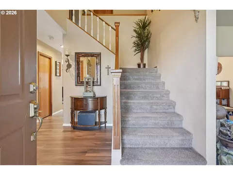 Entry Way - 800 SE Greenway Dr, Gresham, OR 97080 photo 1 of 2