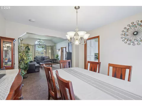Dining - 800 SE Greenway Dr, Gresham, OR 97080 photo 3 of 3