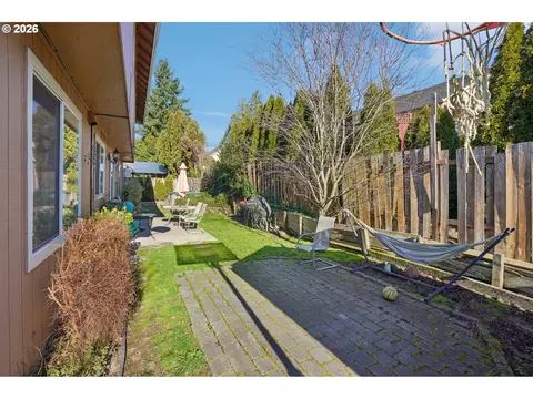 Exterior - 800 SE Greenway Dr, Gresham, OR 97080 photo 6 of 8