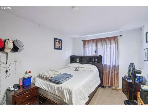 Bedroom - 800 SE Greenway Dr, Gresham, OR 97080 photo 3 of 5