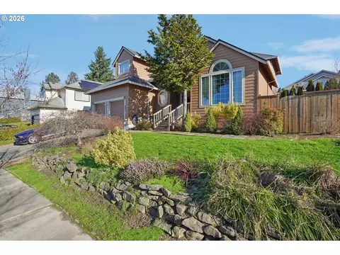 Exterior - 800 SE Greenway Dr, Gresham, OR 97080 photo 3 of 8