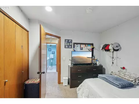 Bedroom - 800 SE Greenway Dr, Gresham, OR 97080 photo 4 of 5