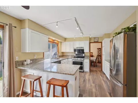 Kitchen - 800 SE Greenway Dr, Gresham, OR 97080 photo 2 of 4