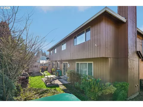 Exterior - 800 SE Greenway Dr, Gresham, OR 97080 photo 5 of 8