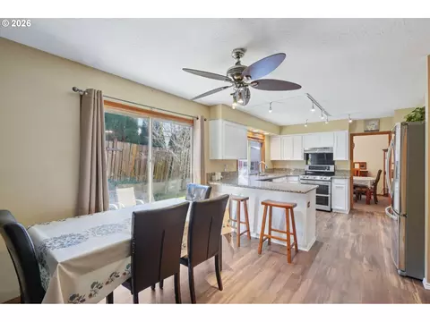 Kitchen - 800 SE Greenway Dr, Gresham, OR 97080 photo 1 of 4