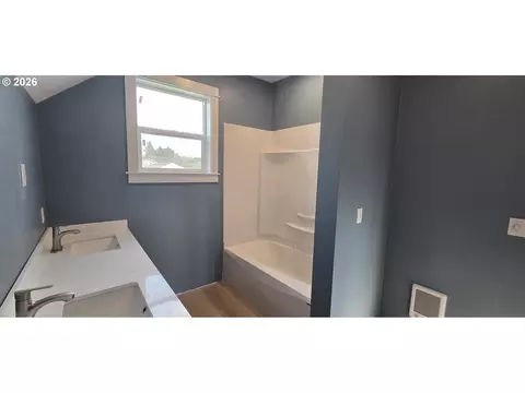 Bath - 867 S 3rd St, Union, OR 97883 photo 3 of 5