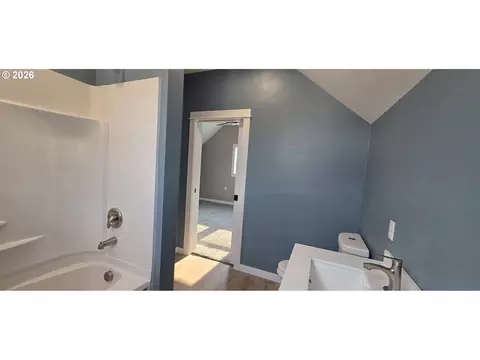 Bath - 867 S 3rd St, Union, OR 97883 photo 4 of 5