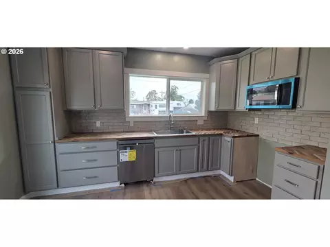 Kitchen - 867 S 3rd St, Union, OR 97883 photo 1 of 2