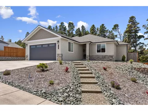 2130 Fir St, North Bend, OR 97459
