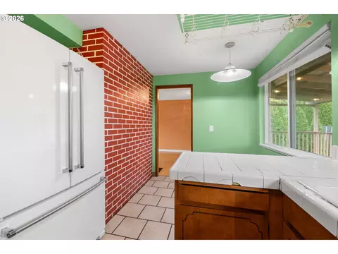 Kitchen - 586 SW 6th St, Gresham, OR 97080 photo 5 of 5