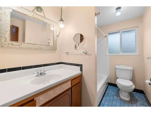 Bath - 586 SW 6th St, Gresham, OR 97080 photo 1 of 5