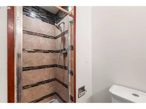 Bath - 586 SW 6th St, Gresham, OR 97080 photo 4 of 5