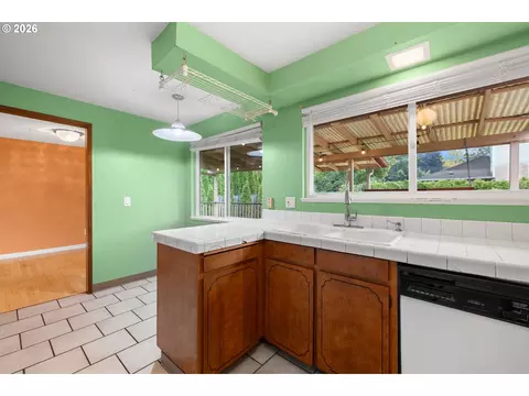 Kitchen - 586 SW 6th St, Gresham, OR 97080 photo 4 of 5