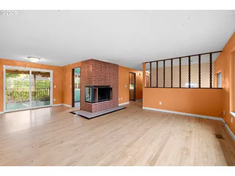 Living - 586 SW 6th St, Gresham, OR 97080 photo 2 of 4