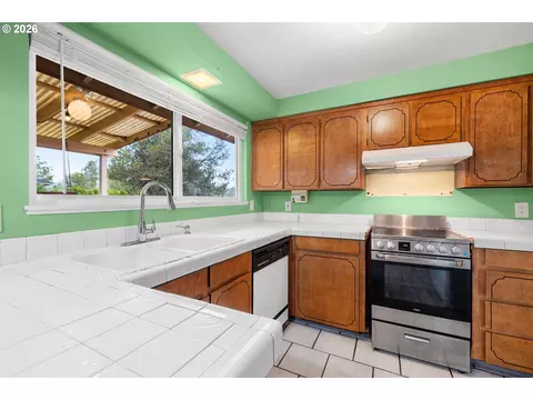 Kitchen - 586 SW 6th St, Gresham, OR 97080 photo 2 of 5