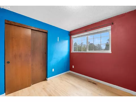 Bedroom - 586 SW 6th St, Gresham, OR 97080 photo 2 of 7