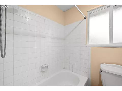 Bath - 586 SW 6th St, Gresham, OR 97080 photo 2 of 5