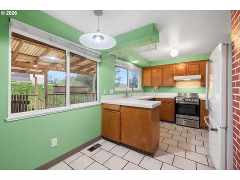 Kitchen - 586 SW 6th St, Gresham, OR 97080 photo 1 of 5