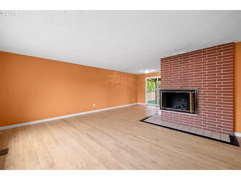 Living - 586 SW 6th St, Gresham, OR 97080 photo 1 of 4