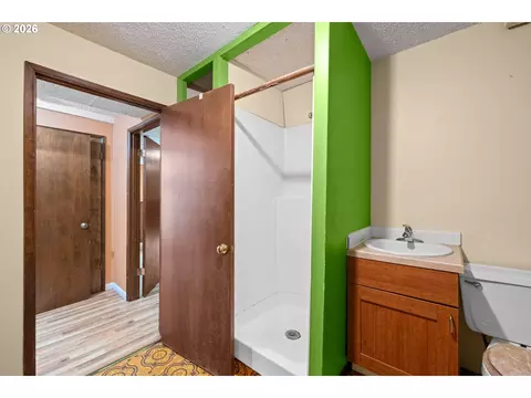 Bath - 586 SW 6th St, Gresham, OR 97080 photo 5 of 5