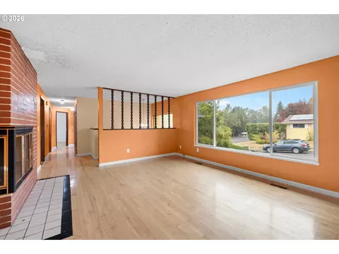 Living - 586 SW 6th St, Gresham, OR 97080 photo 3 of 4