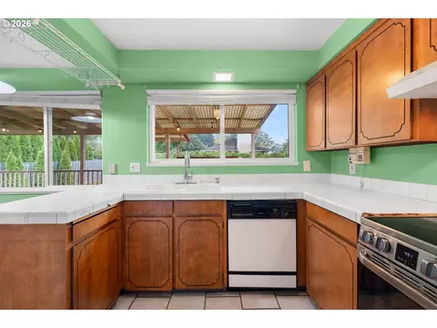 Kitchen - 586 SW 6th St, Gresham, OR 97080 photo 3 of 5