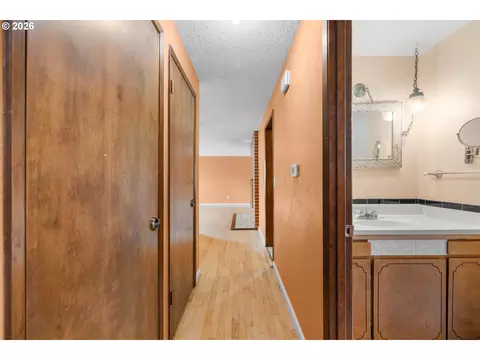 Entry Way - 586 SW 6th St, Gresham, OR 97080 photo 3 of 3
