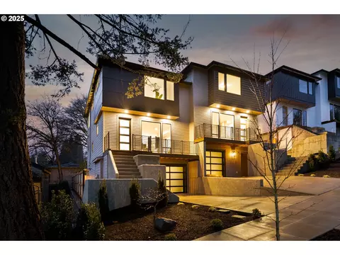 631 SW Lobelia St, Portland, OR 97219