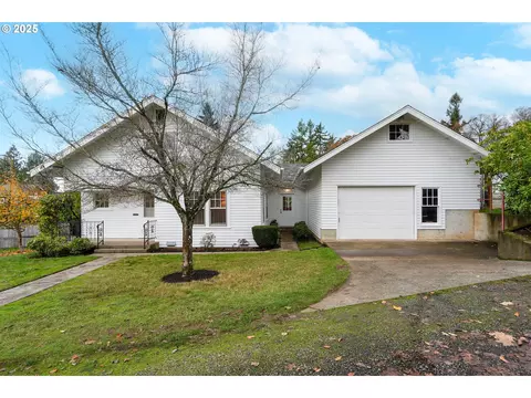 619 B St, Silverton, OR 97381