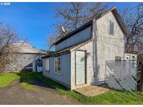 413 NE Nash St, Roseburg, OR 97470