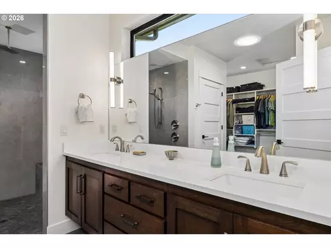 Bath - 1179 Hyde Park Pl, Eugene, OR 97401 photo 1 of 4