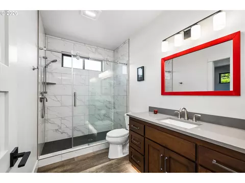 Bath - 1179 Hyde Park Pl, Eugene, OR 97401 photo 4 of 4